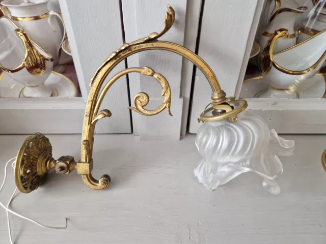 Ancienne applique en BRONZE massif doré tulipe en verre opalescent blanc