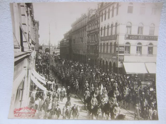 PHOTO - 20 x 16 cm - 1st heavy rider Rgt. "MUNICH" - March into the field 1914