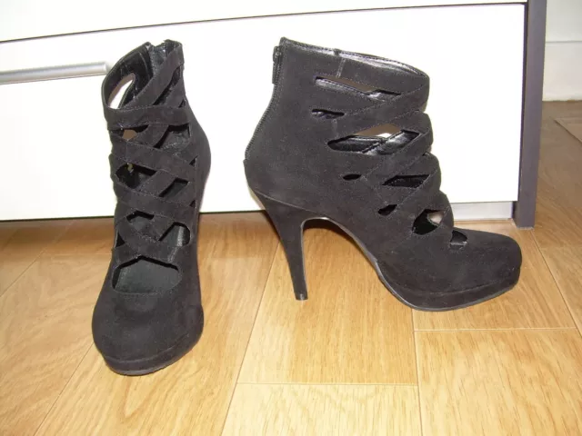 Chaussures / escarpins noires pour femme / Pointure 38