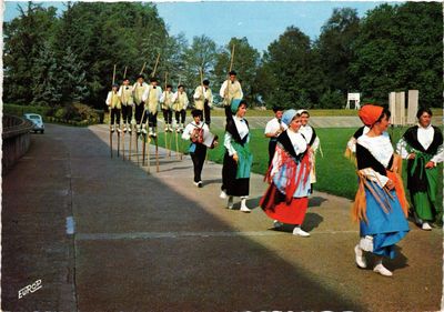 ....CPM/DEP 40/ST JULIEN EN BORN FOLKLORE LANDAIS 