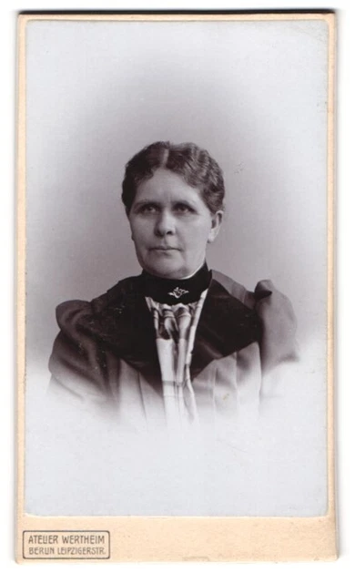 Fotografie Atelier Wertheim, Berlin, Leipzigerstr., Portrait Dame im Biedermeie