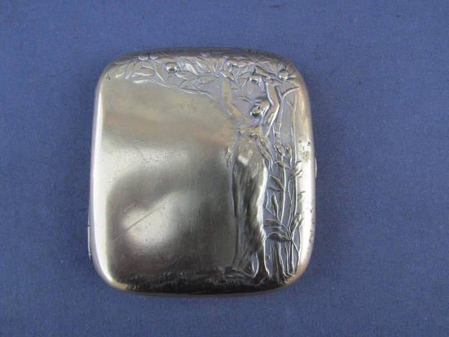 ANCIEN ÉTUI A cigarette en laiton ( désargenté) décor " Femme drapée a l