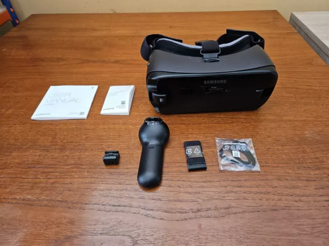 Samsung Gear VR Headset With Controller Superb Condition Hardly Used.