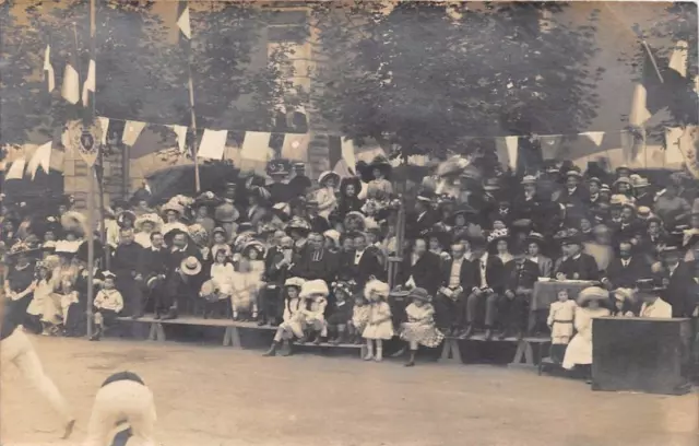 CPA86 POITIERS CERTAINEMENT CARTE PHOTO FIGURANT UNE FOULE DE GENS ASSISE (au ve