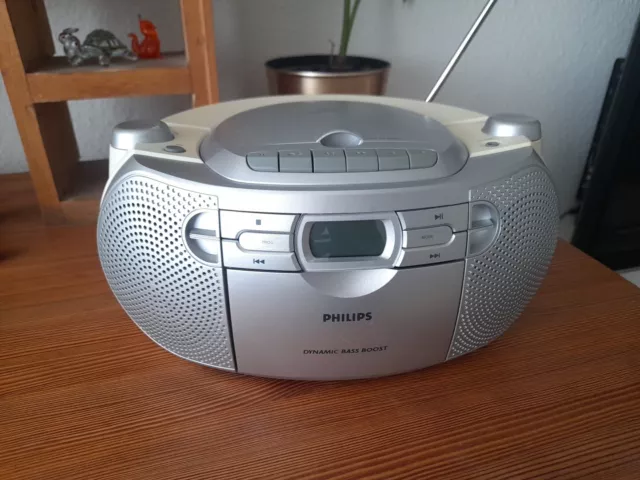Philips CD / Kassettenplayer mit Radio AZ 1027