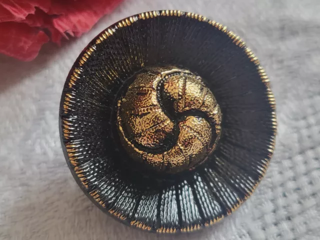 Gros bouton ancien en verre doré noir motif texturé 2,6  cm D16I