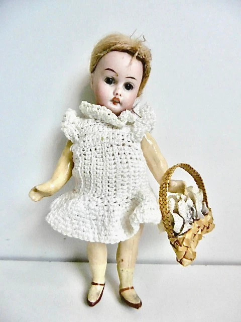 Poupée allemande, avec tête buste en biscuit, marquée « 1897