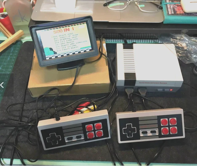 Console de jeux vidéo portable avec écran de 2.8 pouces, 8 bits, sortie AV, fami Console de jeux vidéo portable avec écran de 2.8 pouces, 8 bits, sortie AV, fami