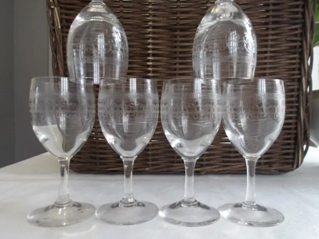 LOT DE 6 ANCIENS VERRES A DIGESTF . Gravés en frises. Hauteur 10,8 cm cm. TTBE