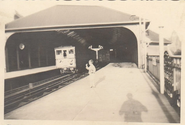 ORIG. FOTO S-Bahn am Bhf Hallesches Tor Kind auf dem Bahnsteig  ca.7x10 (G1020)