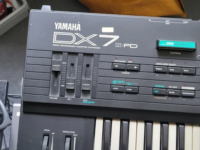 3 Claviers : Yamaha DX7 . Korg sampling grand. Roland 800 