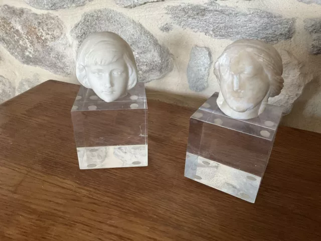 Lot De Têtes Anciennes Féminines En Marbres Sur Socle En Plexiglas Sculptures