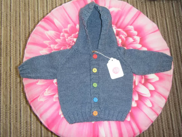 Cardigan con cappuccio bambino lavorato a mano nuovo con etichette in denim blu - 0 - 3 mesi