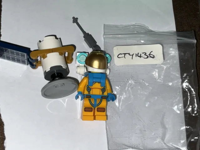 CITY LEGO Polybag Set 952205 Astronaut Minifigure Foil Pack Cty1436 Sold As Seen