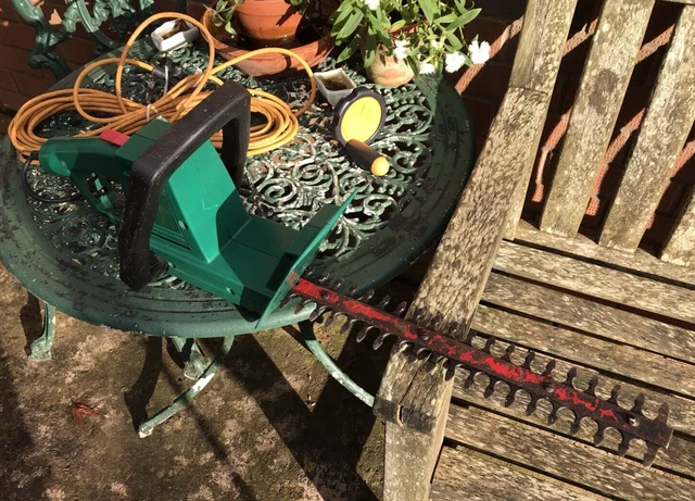USED QUALCAST HC35 Hedge Trimmer 35cm Cut with Long Cable GWO
