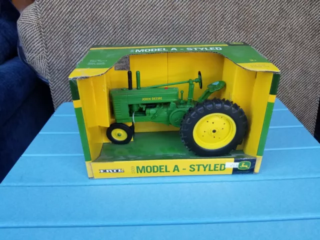 Ertl John Deere Model A Tractor With Narrow Front Scale 1:16
