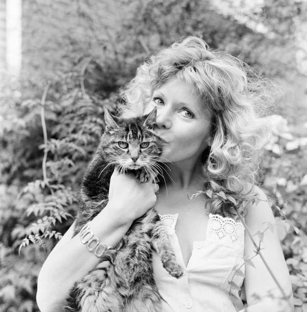 mary-millington-actress-and-model-pictured-at-home-in-putney-old-photo