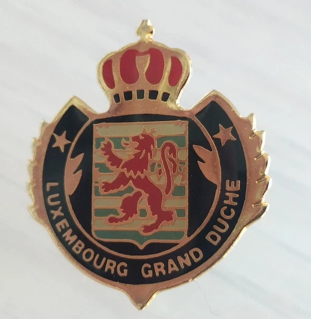 Pin's chateau de Malmaison de Rueil (EGF signé RMN 1991) longueur: 3,7 cm