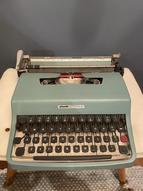 Vintage Olivetti Lettera 32 Typewriter With Original Carry Case 1960s