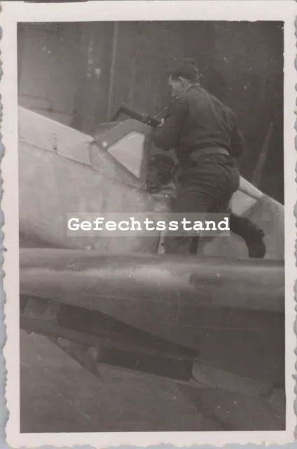 Photo, Pilot Ltn. Trockels on the plane, squadron guide J.G.11 (G-2102-17)