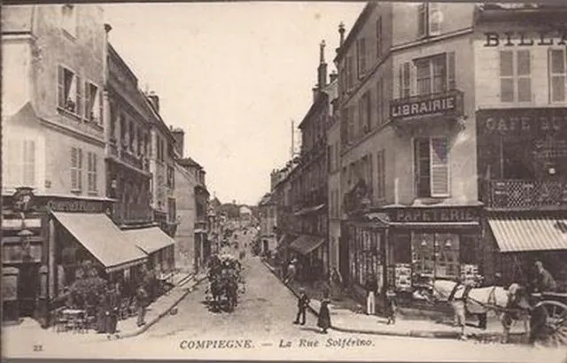 Cpa Compiegne. La Rue Solferino. Tres Animee.attelages.commerces..n°21.N.d.phot.