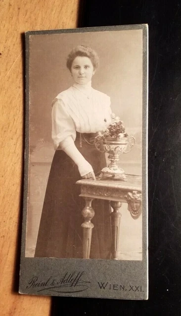 stehende junge Frau - Kulisse / CDV Reinl & Adleff Wien XXI