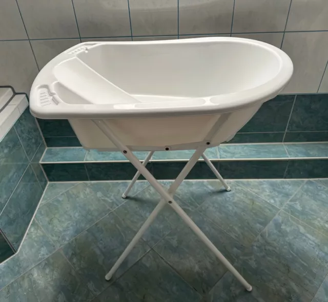 weiße Babybadewanne mit Gestell