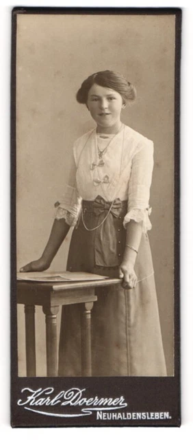 Fotografie Karl Doermer, Neuhaldensleben, Portrait junge Dame in weißer Bluse m