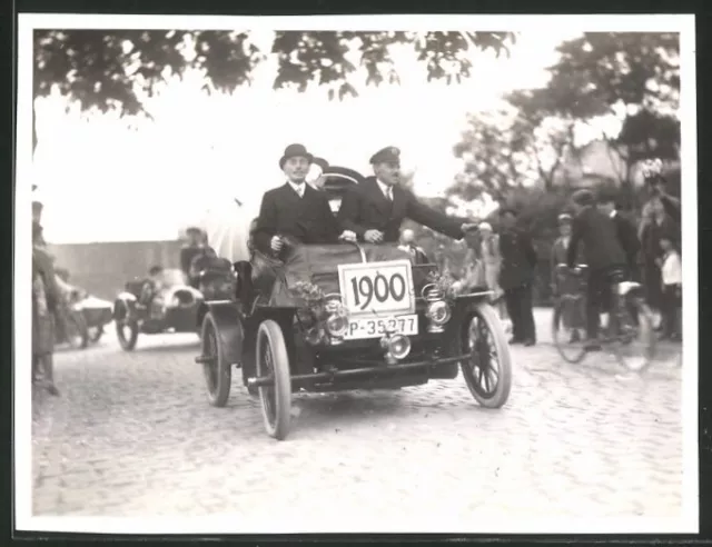 Fotografie Auto Sternfahrt, Männer steuern Auto Baujahr 1900