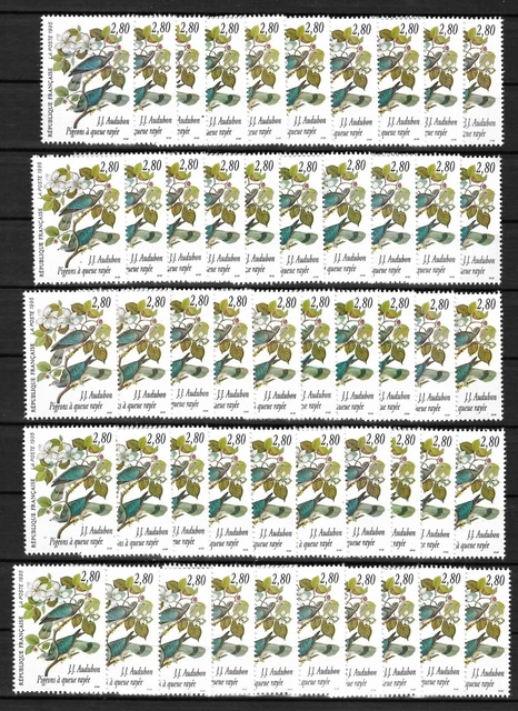 Enveloppes et timbres sertis d'images de vue de face isolées réalistes