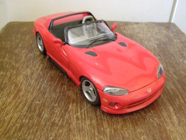 Voiture de course téléguidée à l'échelle 1-18
