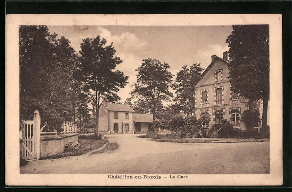 CPA Chatillon-en-Bazois, La Gare, vue de la rue am La Gare