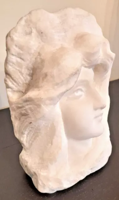 Sculpture haut relief en marbre blanc Visage de jeune femme signée