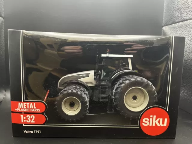 1:32 Siku Valtra T191 mit Doppelbereifung OVP