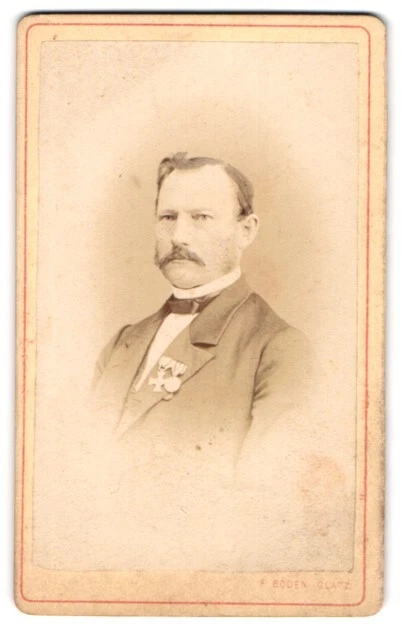 Fotografie Franz Boden, Glatz, Portrait Herr im Anzug mit Fliege und Orden am R