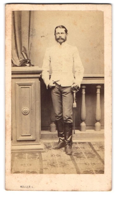 Fotografie Müller L., Debreczenben, K. K. Soldat in Uniform mit Säbel und Backe