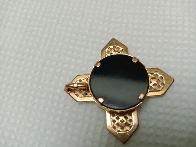 Pendentif en plaqué or, oxyde de zirconium blanc et rouge, motif
