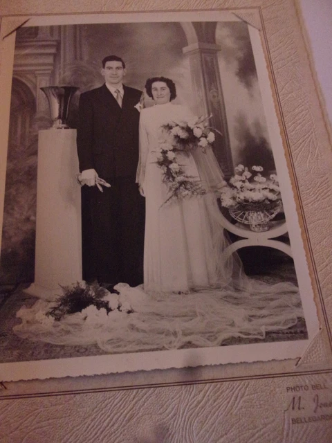 💥 ancienne PHOTO de MARIAGE ~~ Le COUPLE en interieur    ~~ années 50