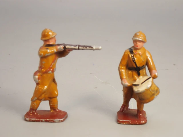 26 Soldats De Plomb Français Au Défilé, Casque Adrian, Fusils Cassés, Figurines Alu