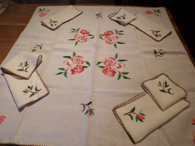 Nappe De Thé Vintage Années 60/70 Avec 6 Serviettes Brodées – Motif Tasses Et Théières – Beige Bleu Jaune