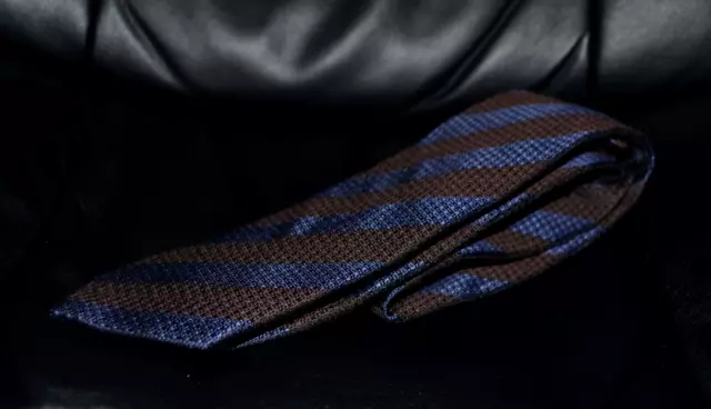 Cravatta da uomo in lana di seta a righe Suitsupply 3