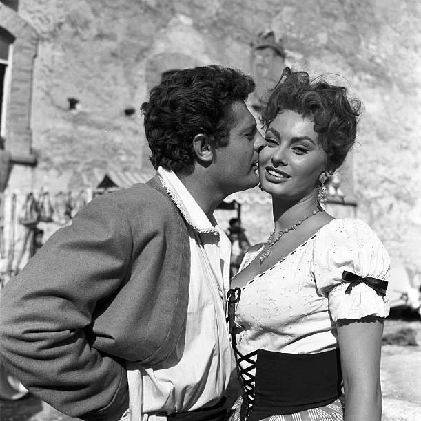 Photo Ancienne - Sophia Loren Recevant Un Telegatto (années 1980)