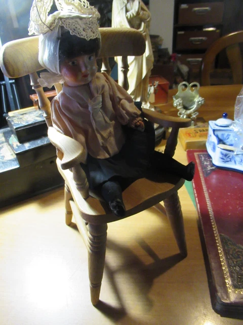 Jouet Ancien Allemagne 1950/70 - Poupée Poupon Miniature Sur Sa Chaise En Bois Peint