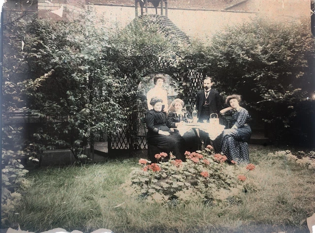FAMILY PORTRAIT IN THE GARDEN PARIS 1909 AUTOCHROME GLASS PLATE LIGHT 9x12