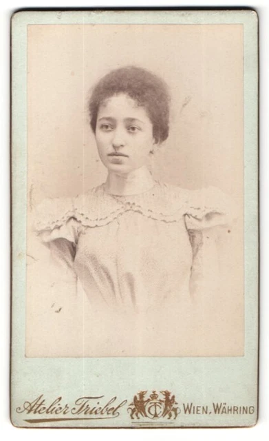 Fotografie Atelier Triebel Wien-Währing, Portrait junge Dame im eleganten Kleid