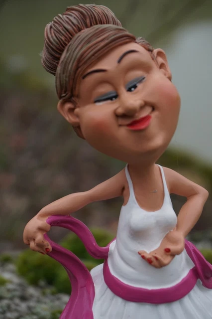 Figurine Humoristique De Nageuse - Statuette Caricature Piscine, Neuve