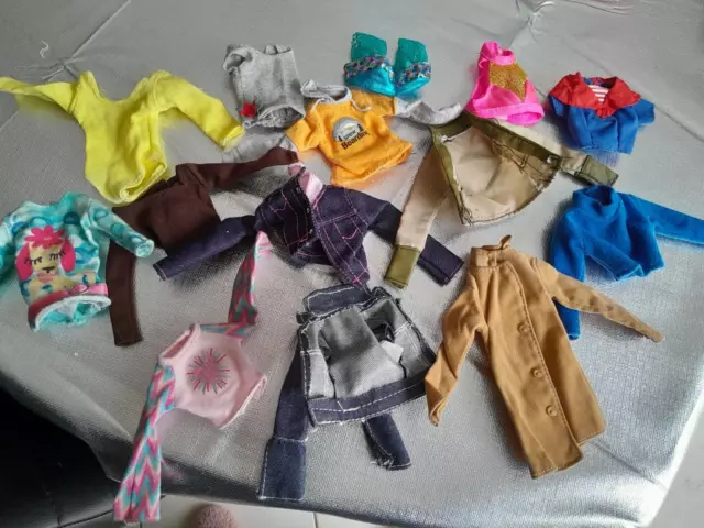 Lot De Petits Vetements Pour Poupee Mannequin Barbie De Mattel Et Autres