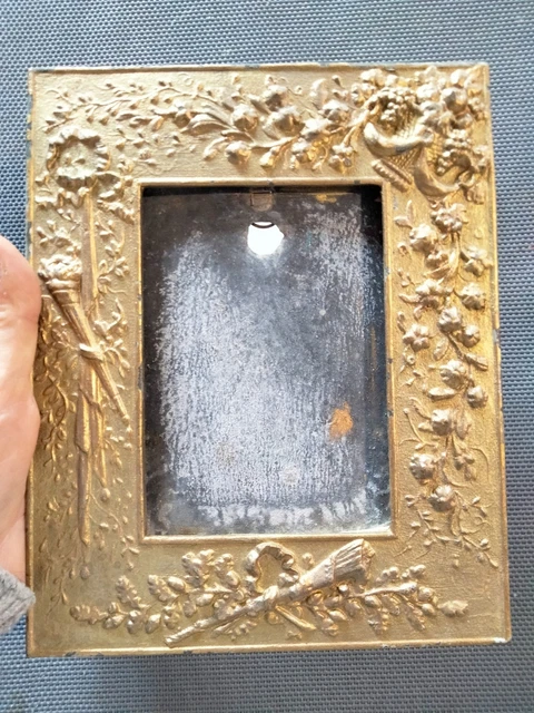 Porte-Photos Reliquaire Folklore Régional Vintage (1920) - Laiton Argenté 35x27mm