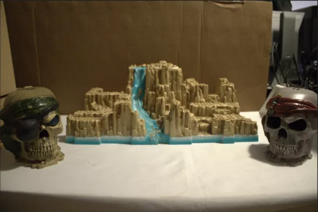 Mega Bloks Pyrates 3681 Treasure Island Waterfall BASEPLATE ONLY 2 SKULLS Mega Bloks Pyrates 3681 Treasure Island Waterfall BASEPLATE ONLY 2 SKULLS