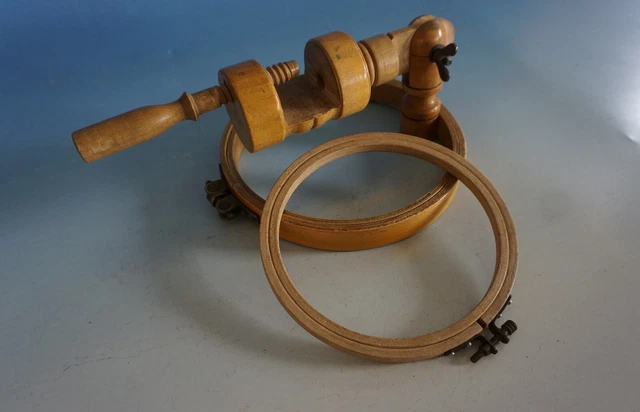 Alter Stickrahmen mit Spannring Holz Messing mit Befestigung (F023-410